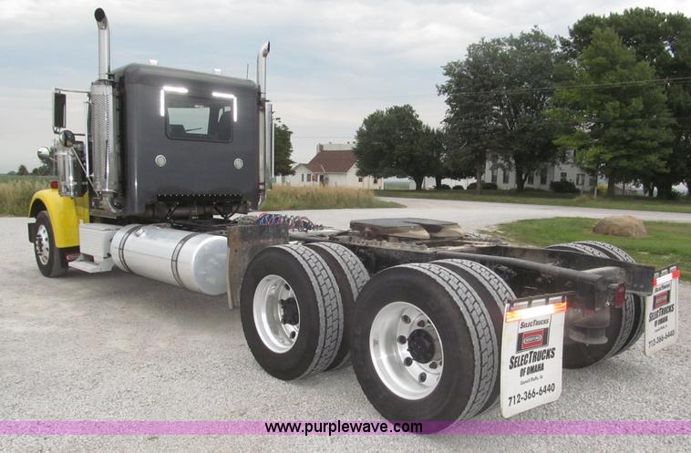 image for item F7109 2007 Freightliner FLD132 XL Classic semi truck