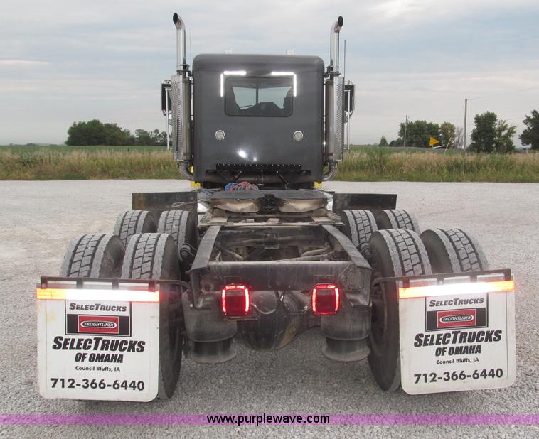 image for item F7109 2007 Freightliner FLD132 XL Classic semi truck