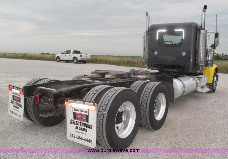 image for item F7109 2007 Freightliner FLD132 XL Classic semi truck