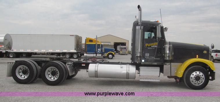 image for item F7109 2007 Freightliner FLD132 XL Classic semi truck