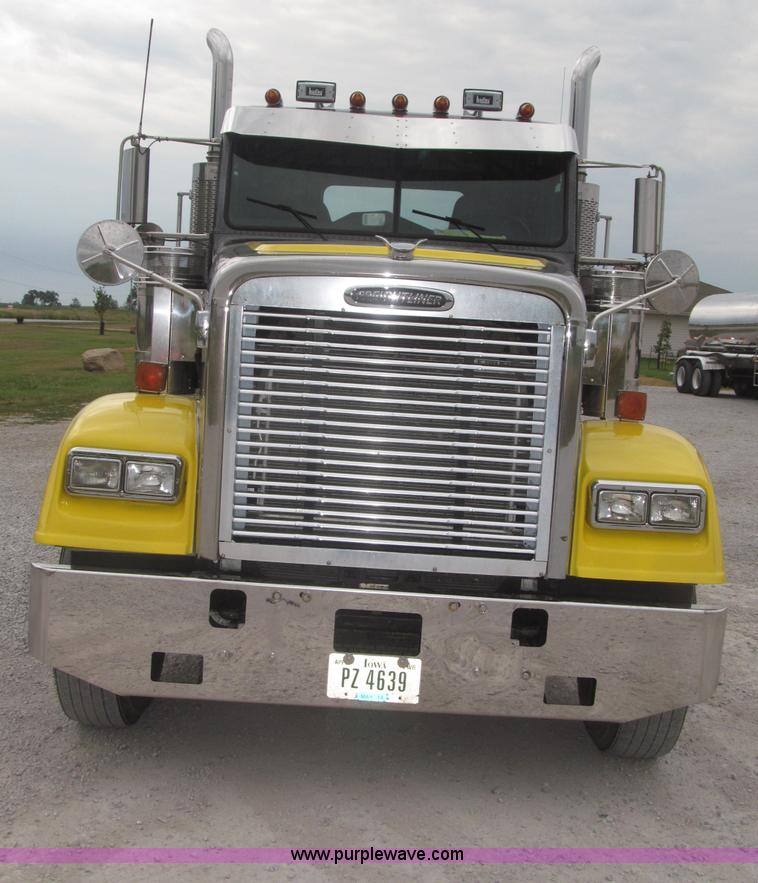 image for item F7109 2007 Freightliner FLD132 XL Classic semi truck