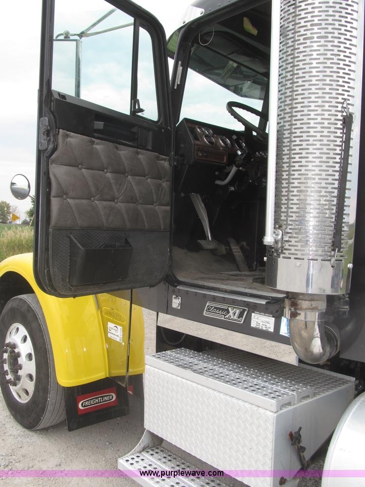 image for item F7109 2007 Freightliner FLD132 XL Classic semi truck