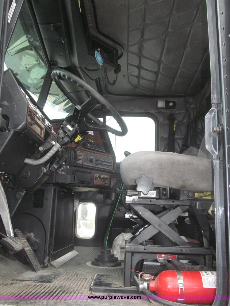 image for item F7109 2007 Freightliner FLD132 XL Classic semi truck