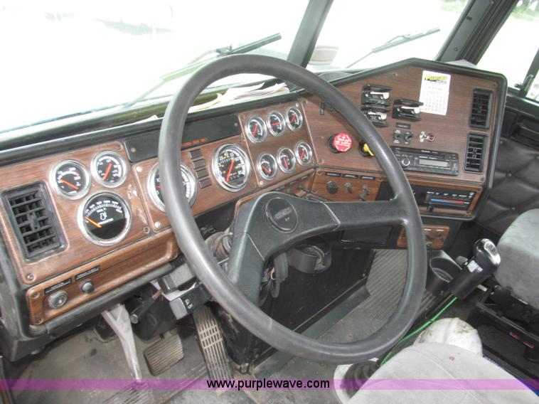 image for item F7109 2007 Freightliner FLD132 XL Classic semi truck