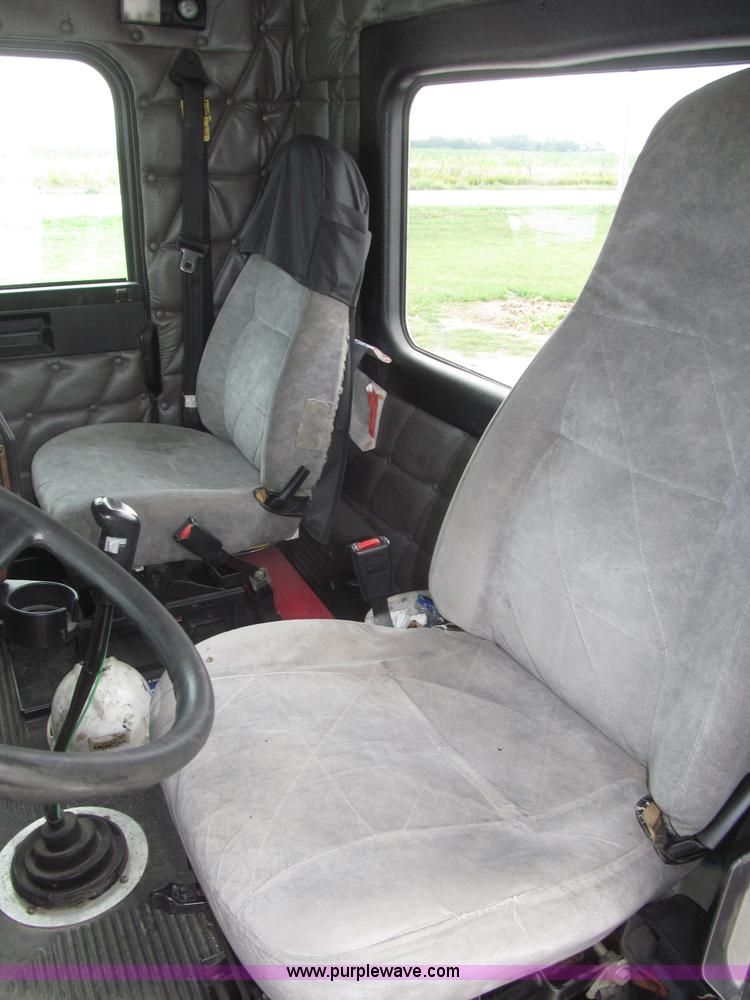 image for item F7109 2007 Freightliner FLD132 XL Classic semi truck