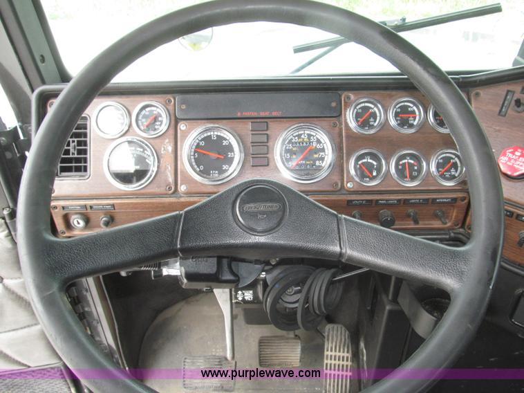 image for item F7109 2007 Freightliner FLD132 XL Classic semi truck