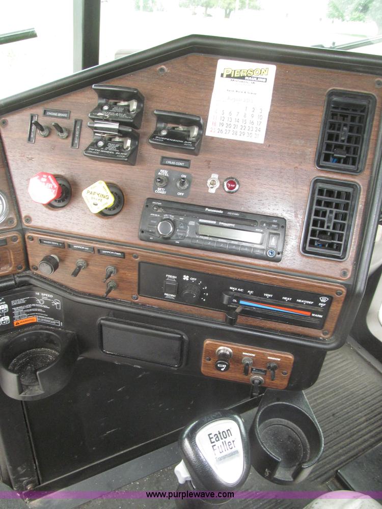 image for item F7109 2007 Freightliner FLD132 XL Classic semi truck