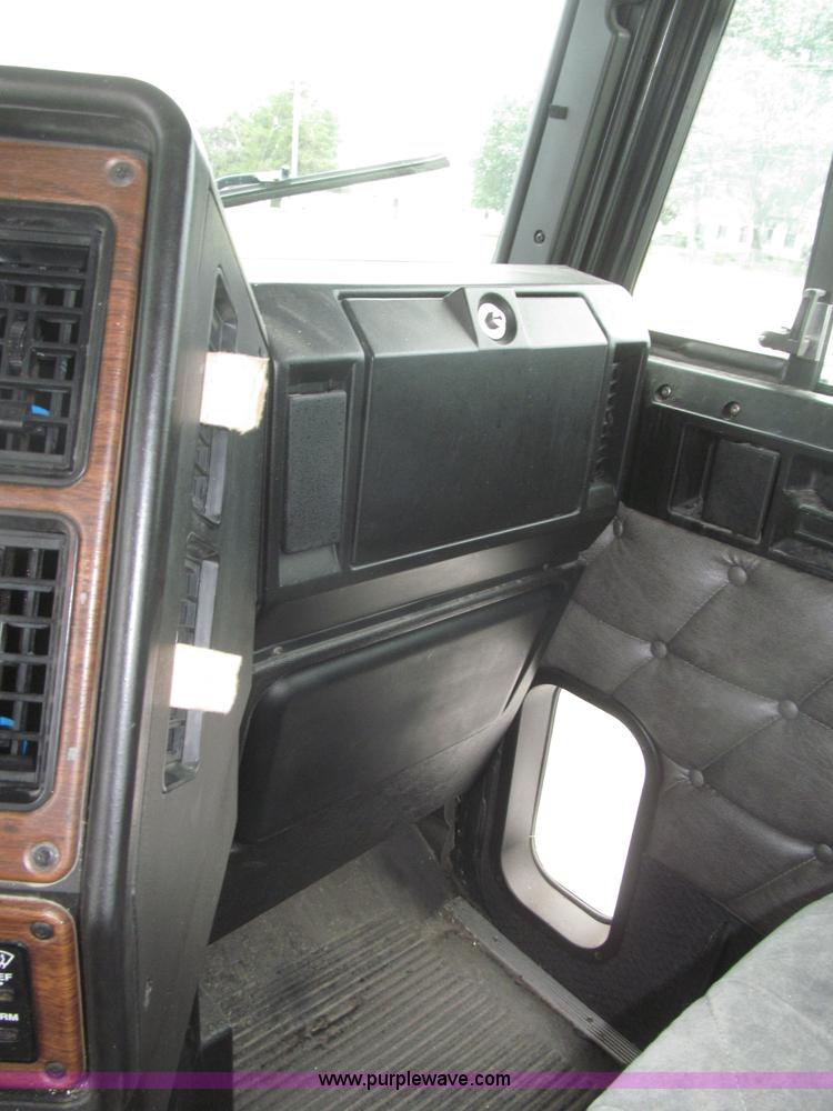 image for item F7109 2007 Freightliner FLD132 XL Classic semi truck