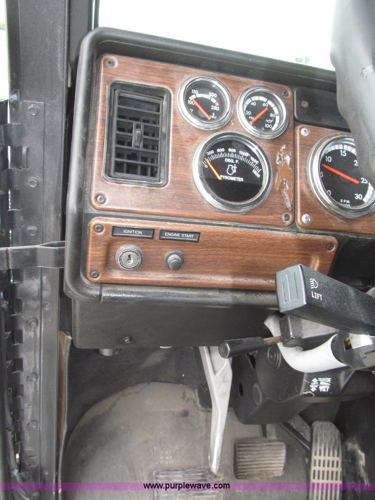 image for item F7109 2007 Freightliner FLD132 XL Classic semi truck