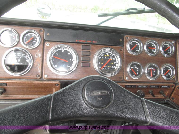 image for item F7109 2007 Freightliner FLD132 XL Classic semi truck