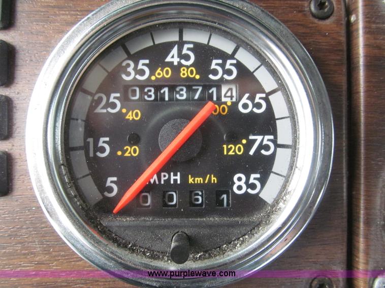 image for item F7109 2007 Freightliner FLD132 XL Classic semi truck