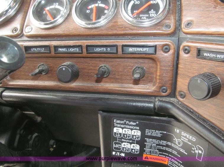 image for item F7109 2007 Freightliner FLD132 XL Classic semi truck