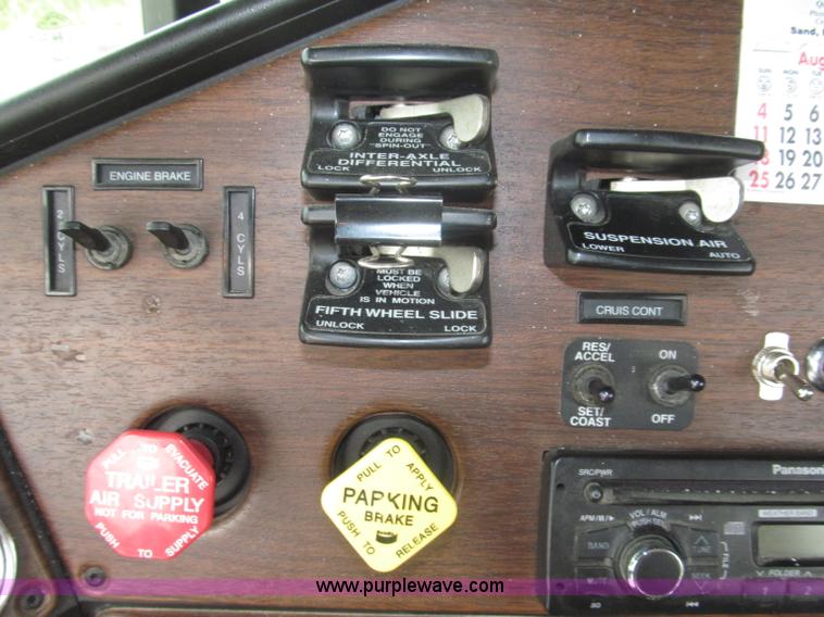 image for item F7109 2007 Freightliner FLD132 XL Classic semi truck