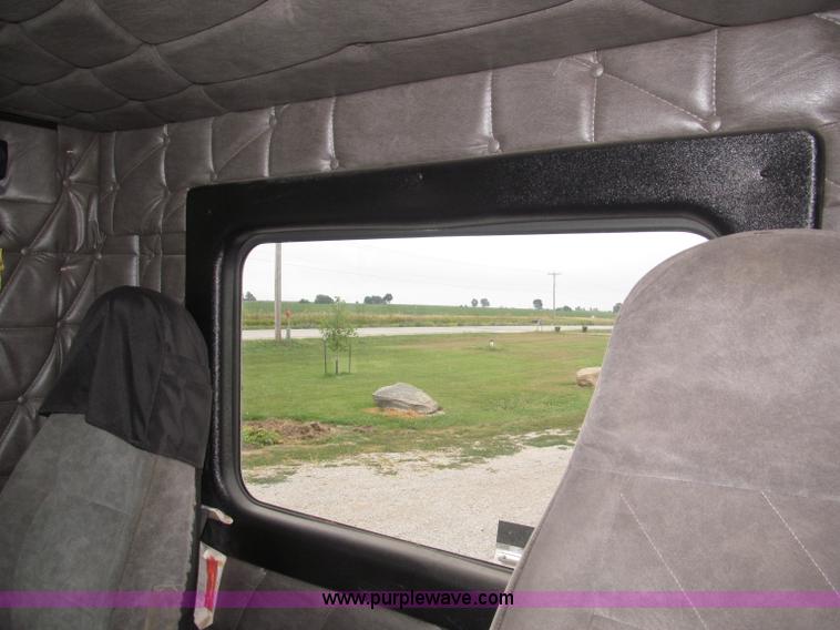 image for item F7109 2007 Freightliner FLD132 XL Classic semi truck