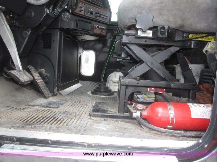 image for item F7109 2007 Freightliner FLD132 XL Classic semi truck