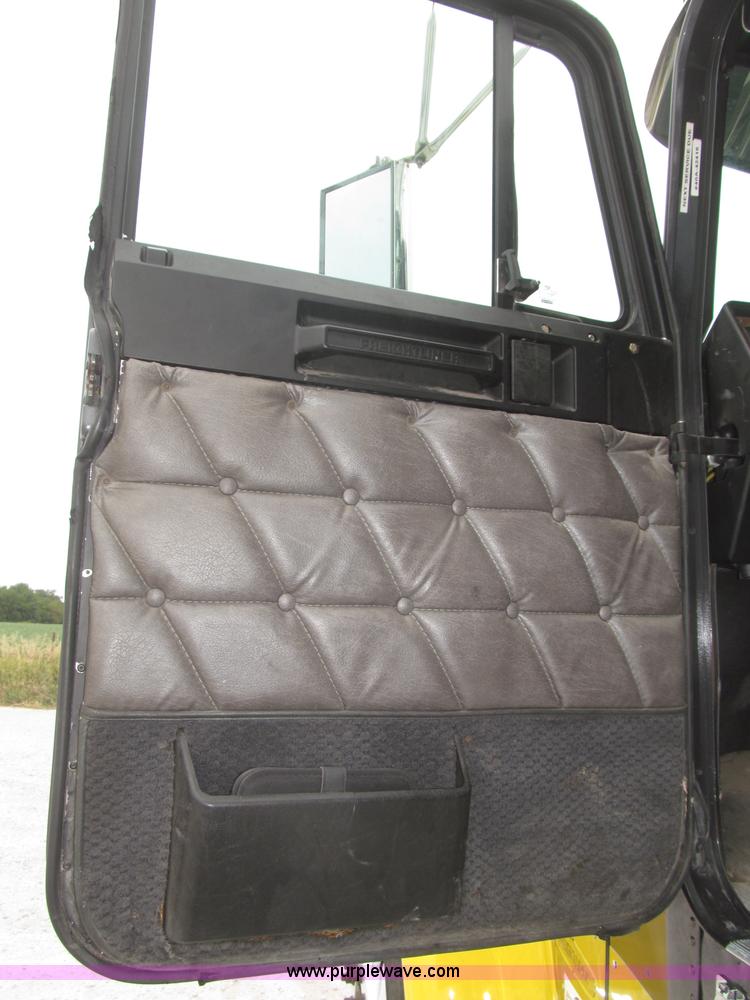 image for item F7109 2007 Freightliner FLD132 XL Classic semi truck