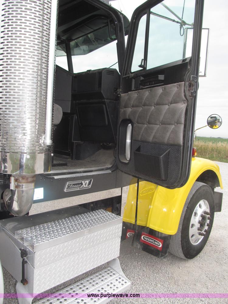 image for item F7109 2007 Freightliner FLD132 XL Classic semi truck