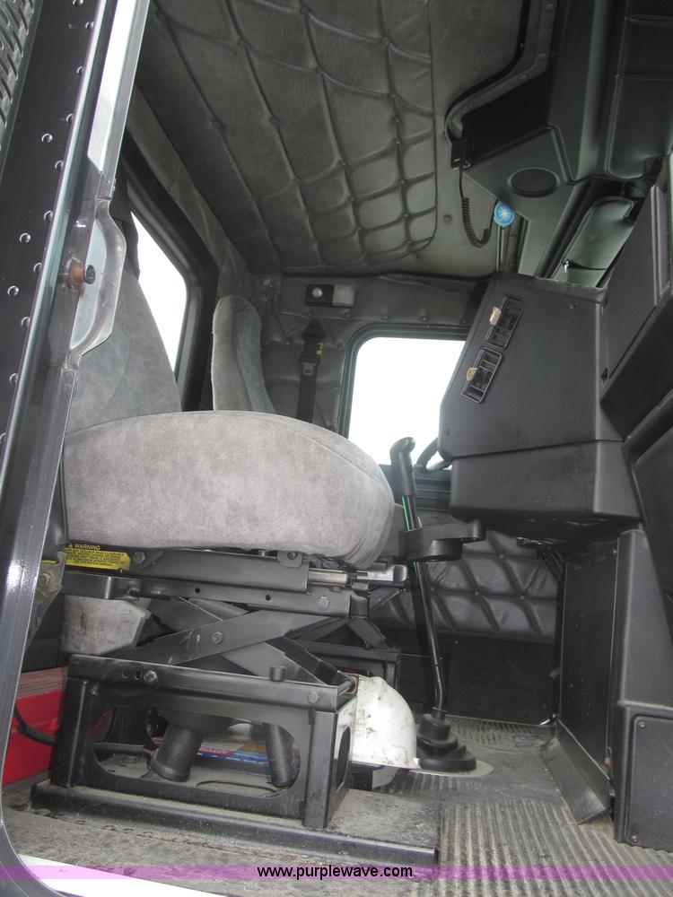 image for item F7109 2007 Freightliner FLD132 XL Classic semi truck