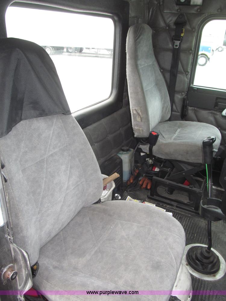 image for item F7109 2007 Freightliner FLD132 XL Classic semi truck