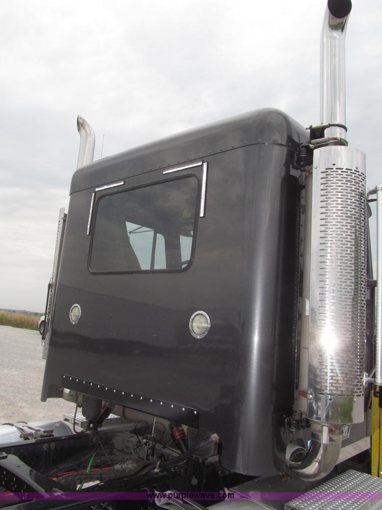 image for item F7109 2007 Freightliner FLD132 XL Classic semi truck