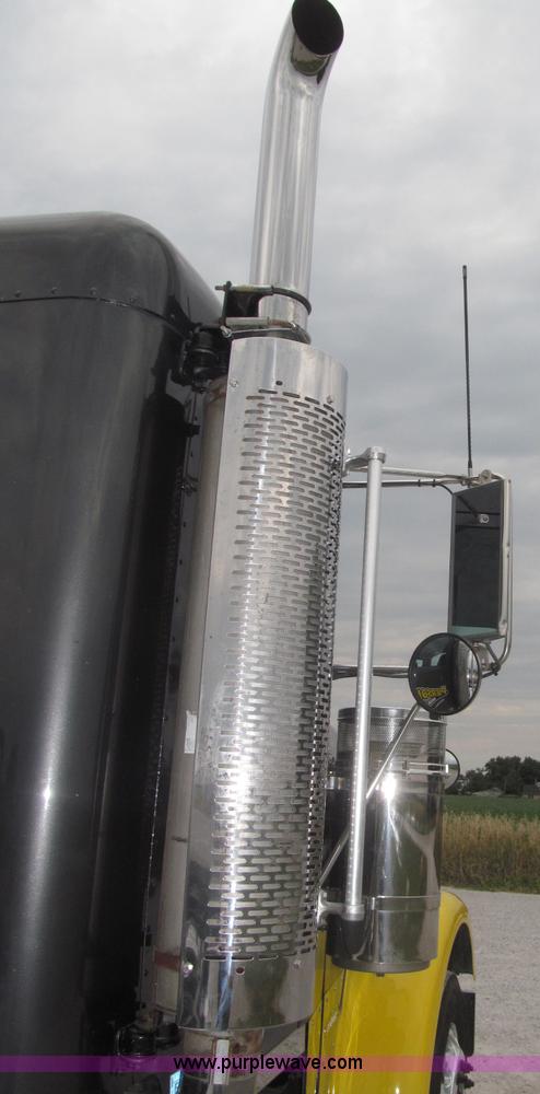 image for item F7109 2007 Freightliner FLD132 XL Classic semi truck