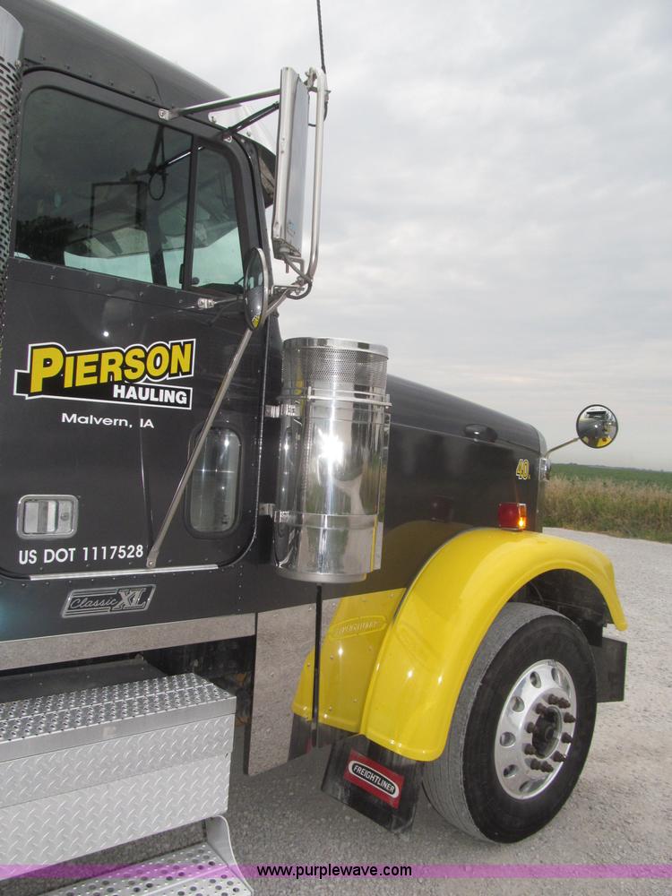 image for item F7109 2007 Freightliner FLD132 XL Classic semi truck