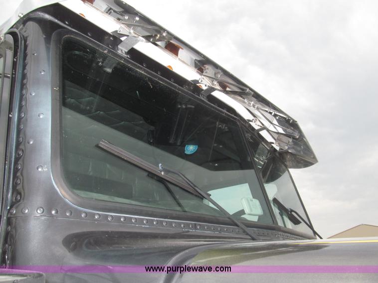 image for item F7109 2007 Freightliner FLD132 XL Classic semi truck