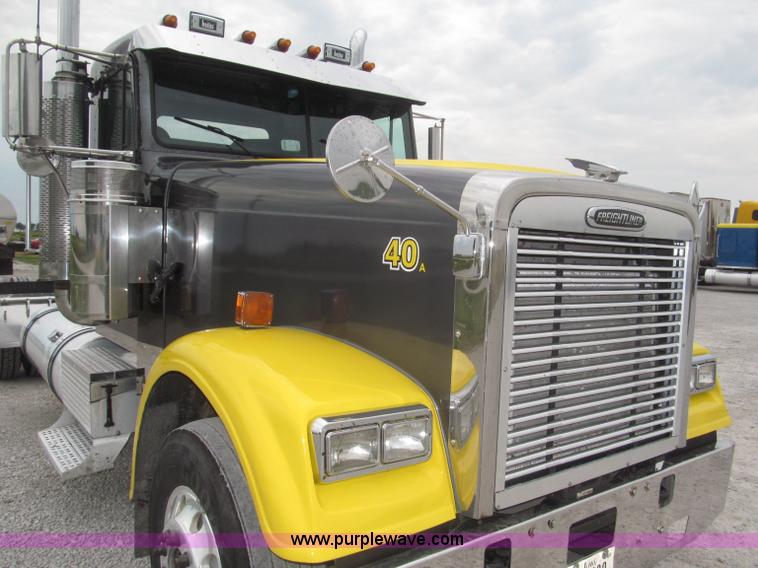 image for item F7109 2007 Freightliner FLD132 XL Classic semi truck