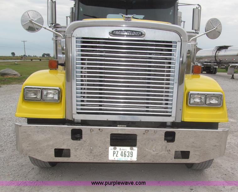 image for item F7109 2007 Freightliner FLD132 XL Classic semi truck