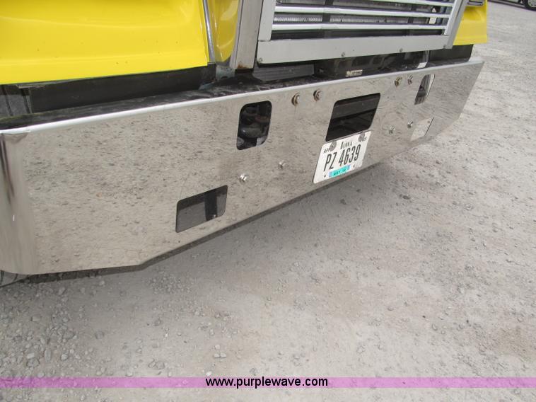 image for item F7109 2007 Freightliner FLD132 XL Classic semi truck