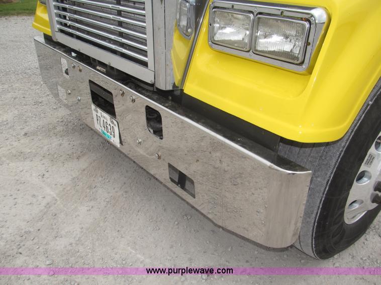 image for item F7109 2007 Freightliner FLD132 XL Classic semi truck