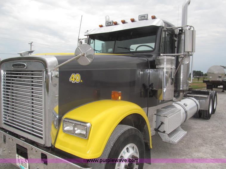 image for item F7109 2007 Freightliner FLD132 XL Classic semi truck