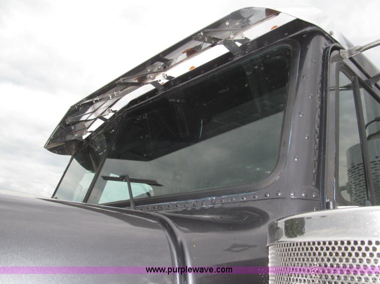 image for item F7109 2007 Freightliner FLD132 XL Classic semi truck