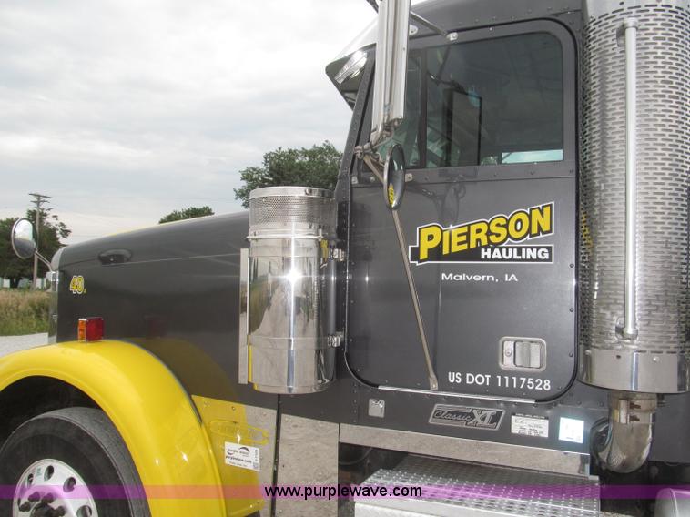 image for item F7109 2007 Freightliner FLD132 XL Classic semi truck