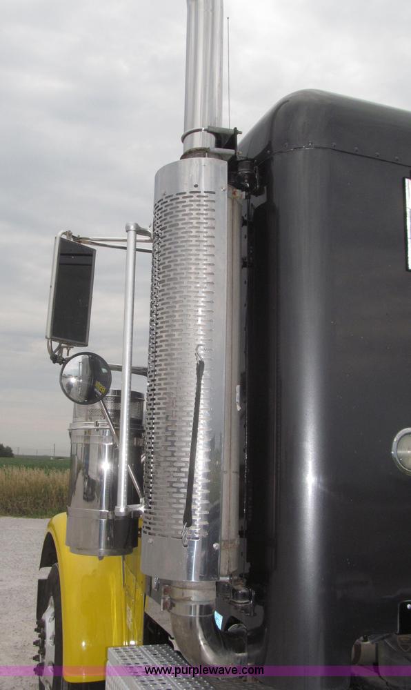 image for item F7109 2007 Freightliner FLD132 XL Classic semi truck