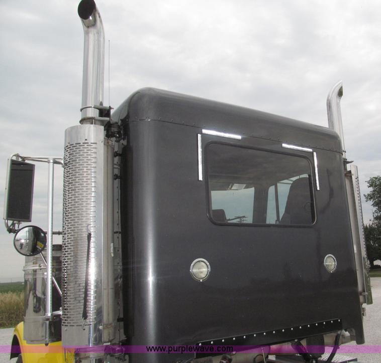 image for item F7109 2007 Freightliner FLD132 XL Classic semi truck