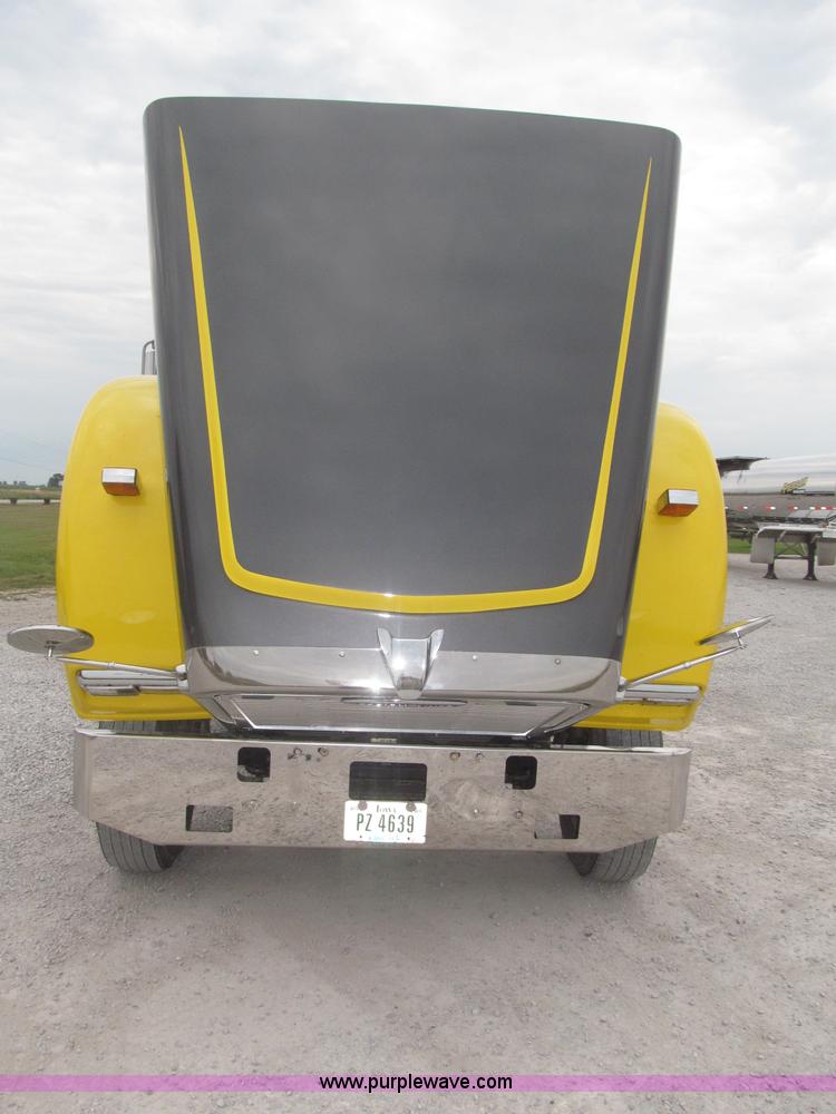 image for item F7109 2007 Freightliner FLD132 XL Classic semi truck