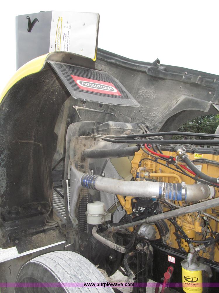 image for item F7109 2007 Freightliner FLD132 XL Classic semi truck