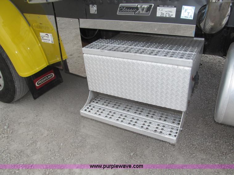 image for item F7109 2007 Freightliner FLD132 XL Classic semi truck