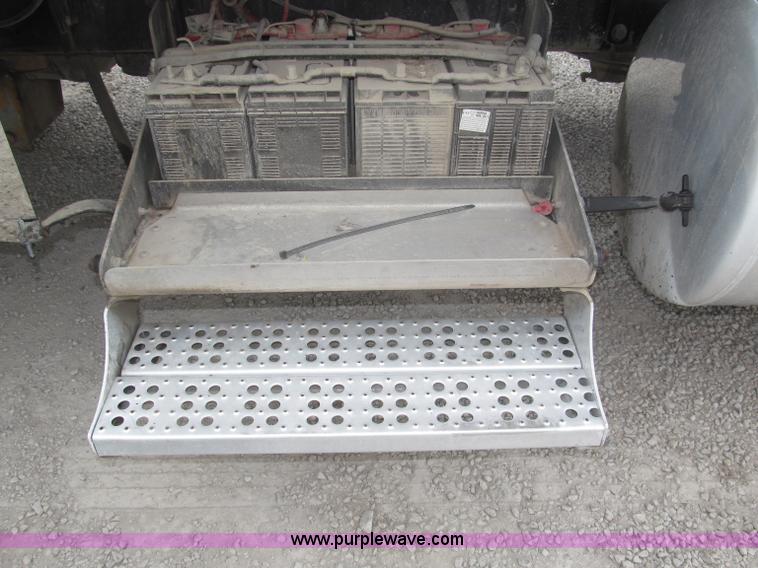 image for item F7109 2007 Freightliner FLD132 XL Classic semi truck