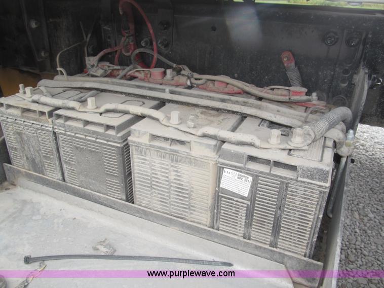 image for item F7109 2007 Freightliner FLD132 XL Classic semi truck