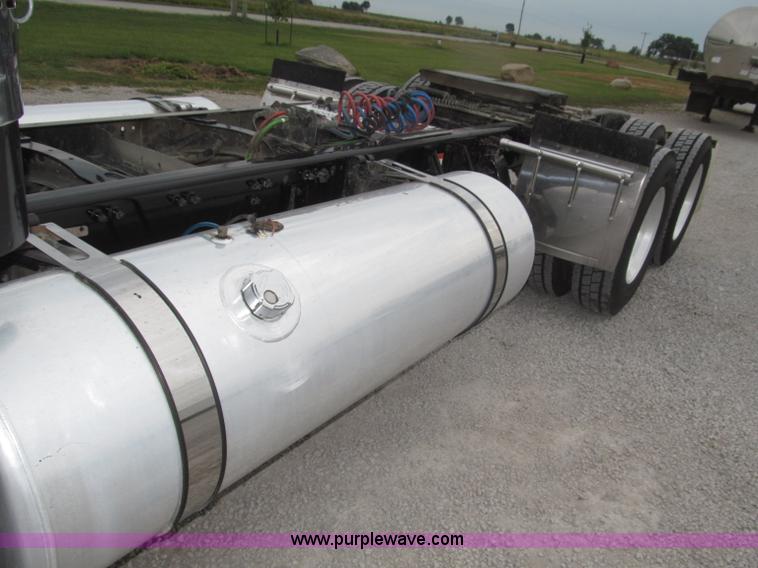 image for item F7109 2007 Freightliner FLD132 XL Classic semi truck