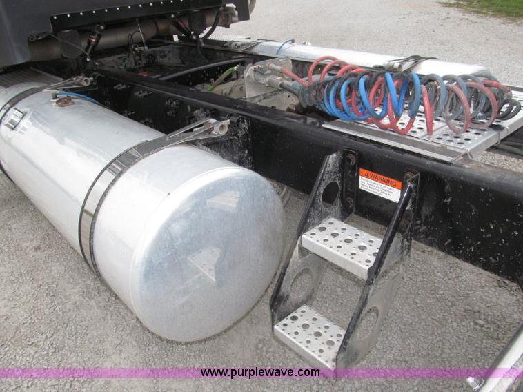 image for item F7109 2007 Freightliner FLD132 XL Classic semi truck