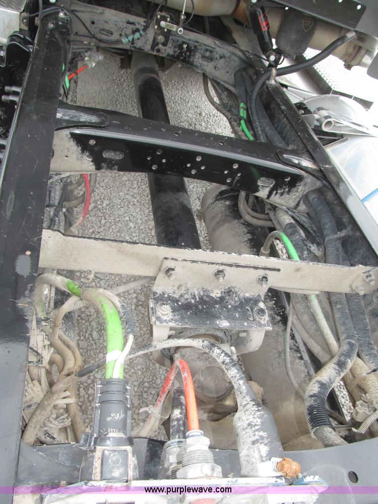 image for item F7109 2007 Freightliner FLD132 XL Classic semi truck