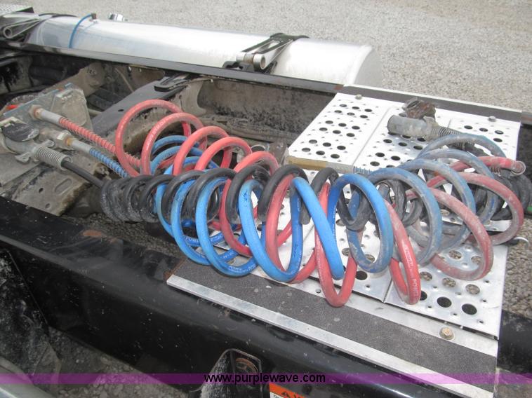 image for item F7109 2007 Freightliner FLD132 XL Classic semi truck