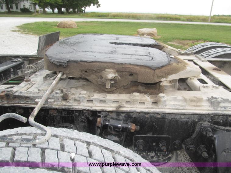 image for item F7109 2007 Freightliner FLD132 XL Classic semi truck