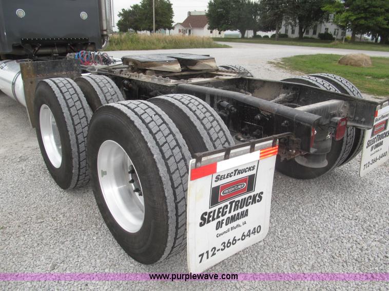 image for item F7109 2007 Freightliner FLD132 XL Classic semi truck