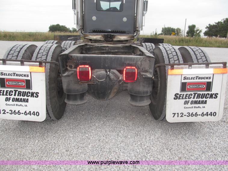 image for item F7109 2007 Freightliner FLD132 XL Classic semi truck