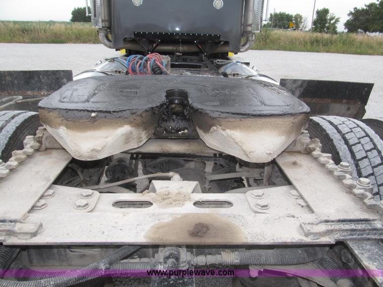 image for item F7109 2007 Freightliner FLD132 XL Classic semi truck