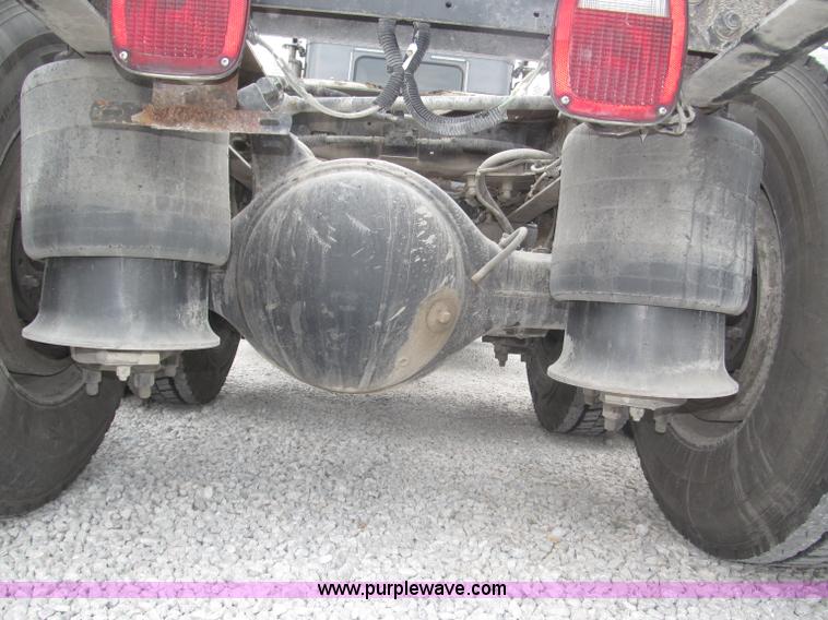 image for item F7109 2007 Freightliner FLD132 XL Classic semi truck